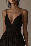 Une robe à cravate noire à col en V avec volants