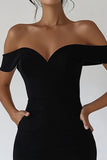 Petite robe moulante noire à épaules dénudées
