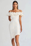 Robe moulante blanche à volants à épaules dénudées