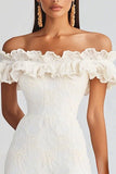Robe moulante blanche à volants à épaules dénudées