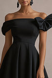 Robe de graduation midi en satin noir avec nœud