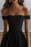Satin noir à épaules dénudées Une robe longue formelle ligne avec fente