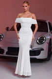 Robe de soirée blanche froncée scintillante à épaules dénudées