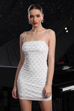 Robe de cocktail moulante à bretelles spaghetti blanches avec perles