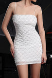 Robe de cocktail moulante à bretelles spaghetti blanches avec perles