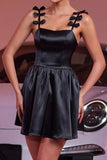 Satin noir Robe de cocktail à bretelles spaghetti avec nœuds