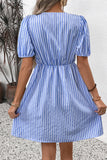 Robe d’été courte d’été bleue à rayures verticales