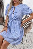 Robe d’été courte d’été bleue à rayures verticales