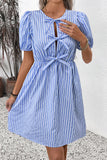 Robe d’été courte d’été bleue à rayures verticales