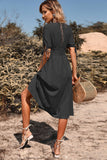 Robe d’été trapèze noire à col en V avec boutons