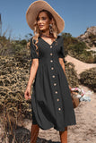 Robe d’été trapèze noire à col en V avec boutons