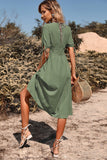 Robe d’été trapèze noire à col en V avec boutons