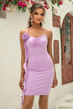 Robe de cocktail moulante en satin lilas avec fleur 3D