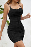 Robe de cocktail moulante froncée noire en satin