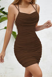Robe de cocktail moulante froncée noire en satin