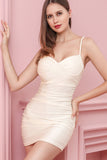 Robe de cocktail moulante en satin abricot froncée