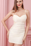 Robe de cocktail moulante en satin abricot froncée
