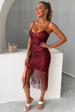 Robe courte bordeaux à paillettes scintillantes avec franges