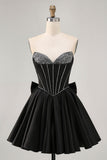 Robe de cocktail aux sources noire sans bretelles perlées avec noeud