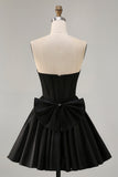 Robe de cocktail aux sources noire sans bretelles perlées avec noeud