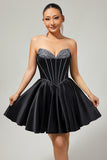Robe de cocktail aux sources noire sans bretelles perlées avec noeud