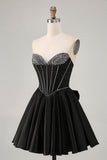 Robe de cocktail aux sources noire sans bretelles perlées avec noeud