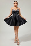 Robe de cocktail aux sources noire sans bretelles perlées avec noeud