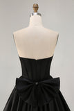 Robe de cocktail aux sources noire sans bretelles perlées avec noeud