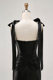 Robe de cocktail noire serrée scintillante avec fente