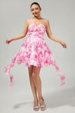 robe de soirée courte imprimée à plusieurs niveaux de fleurs fuchsia blanche