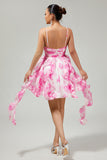 robe de soirée courte imprimée à plusieurs niveaux de fleurs fuchsia blanche