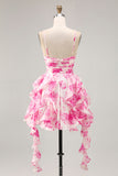 robe de soirée courte imprimée à plusieurs niveaux de fleurs fuchsia blanche