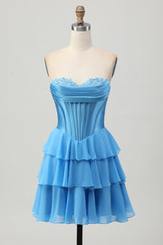 Corset bleu à plusieurs niveaux Une robe courte sans bretelles pour les retrouvailles
