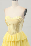 Corset bustier jaune Une robe de bal à plusieurs niveaux