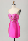 Robe de soirée moulante fuchsia sans bretelles découpée et ornée de perles