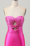 Robe de soirée moulante fuchsia sans bretelles découpée et ornée de perles