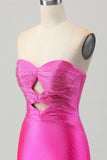 Robe de soirée moulante fuchsia sans bretelles découpée et ornée de perles