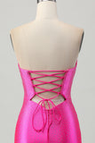 Robe de soirée moulante fuchsia sans bretelles découpée et ornée de perles
