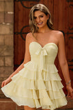 Mignon jaune clair sans bretelles à plusieurs niveaux une Robe de cocktail avec noeud