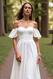 Robe de mariée simple blanche à balayage de ligne avec volants