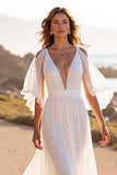 Robe de mariée blanche à col en V avec volants