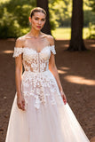 Une ligne blanche à épaules dénudées robe de mariée avec dentelle
