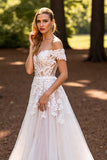 Une ligne blanche à épaules dénudées robe de mariée avec dentelle