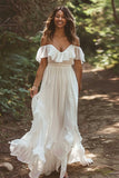 Une robe de mariée blanche à volants à épaules dénudées