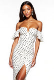 Robe moulante à volants blancs à pois noirs à volants dénudée