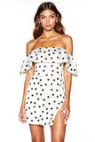 Robe blanche à pois noirs à volants à épaules dénudées