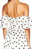 Robe blanche à pois noirs à volants à épaules dénudées