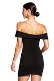 Robe de cocktail moulante froncée noire à épaules dénudées