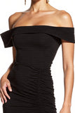 Robe de cocktail moulante froncée noire à épaules dénudées