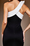 Robe de cocktail moulante noire et blanche à une épaule